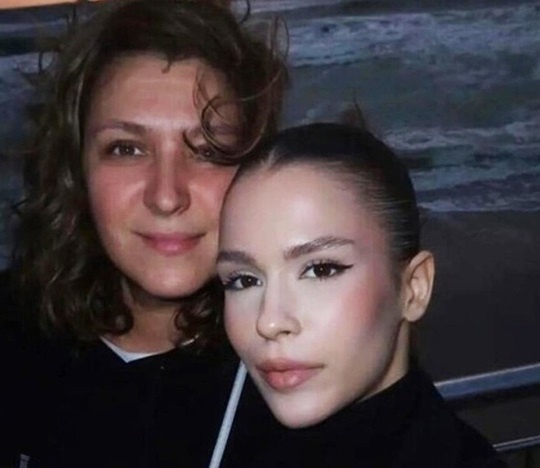 Олеся Железняк со взрослой дочерью