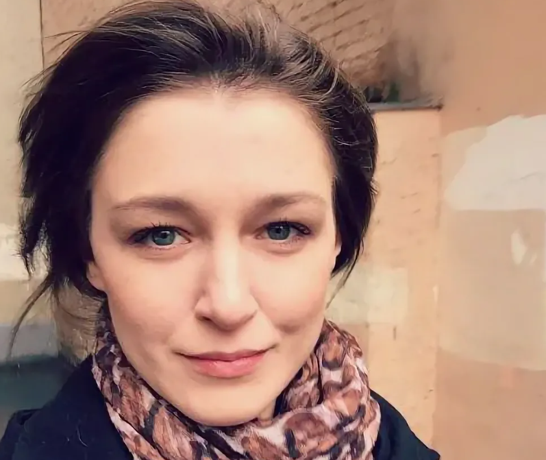 Звёзды скетч-шоу «Даёшь молодёжь»: как выглядели в детстве и как сложились судьбы 7 актёров проекта
