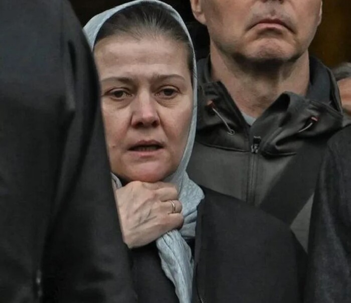 Актриса на церемонии прощания с матерью