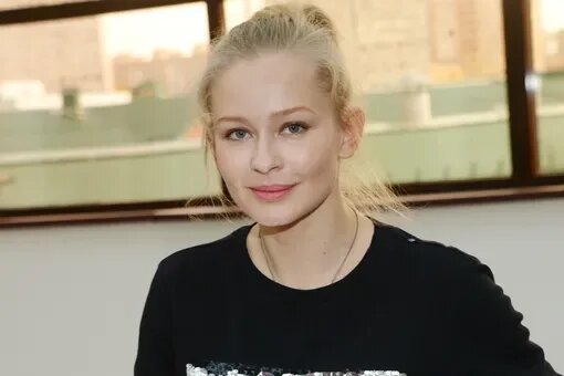 Потеря отца в 11 лет, тайный роман и полет на орбиту: через что прошла Юлия Пересильд на пути к славе