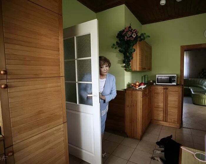 Зеленый фасад, английская гостиная и павильон памяти: как устроен загородный дом Эдиты Пьехи