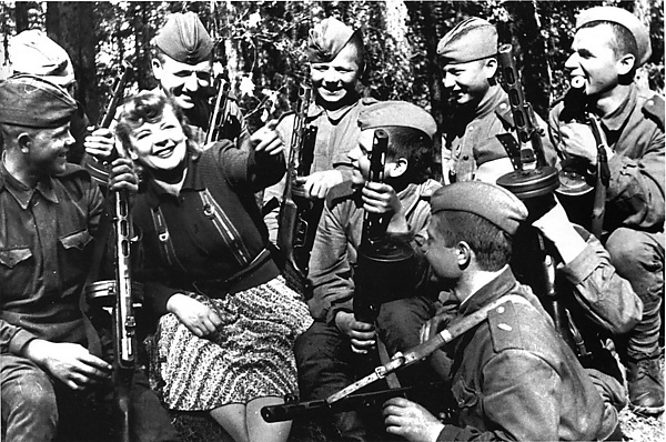 Зоя Фёдорова во время выступлений перед бойцами Красной армии, 1943 год
