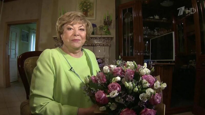 Зеленый фасад, английская гостиная и павильон памяти: как устроен загородный дом Эдиты Пьехи