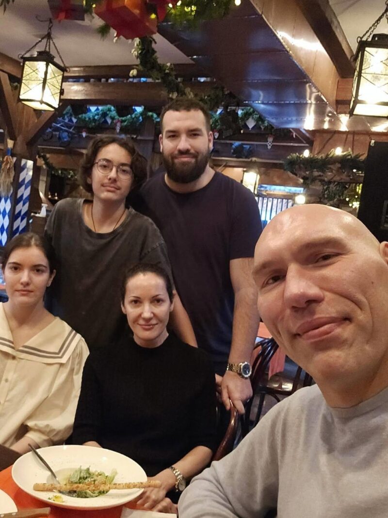 Боксер гордится дружной семьей