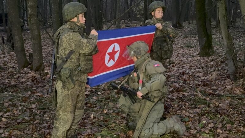 Северокорейские сапёры перед выполнением задачи в Курской области, осень 2025 года.