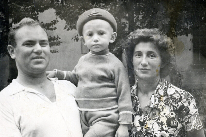 Сергей Челобанов в окружении родителей
