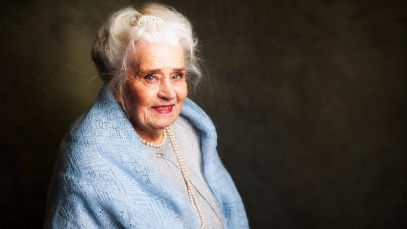 Как в молодости выглядела 104-летняя мама Ирины Алфёровой, передавшая дочери свою красоту