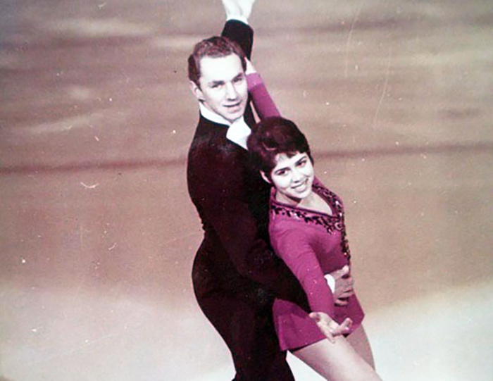 Советские фигуристы Алексей Уланов и Ирина Роднина во время совместных выступлений