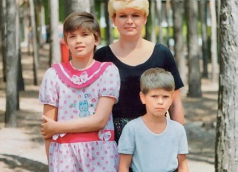 Юлия Галкина в окружении родных