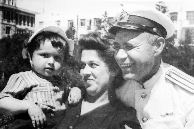 Памятная доска в честь родителей режиссера на их доме в Баку