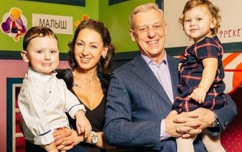 Актер с супругой Эсаной и младшими детьми