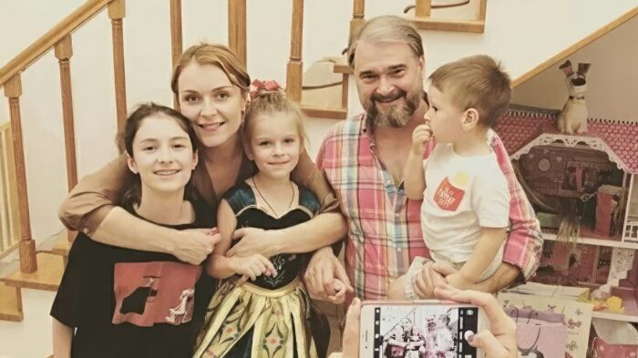 Светлана Антонова и Александр Жигалкин в окружении детей