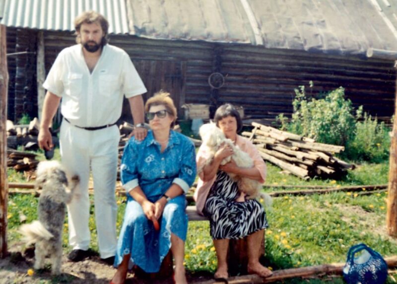 Людмила Марченко с мужем Сергеем Соколовым и сестрой Галиной в деревне, 1995 год
