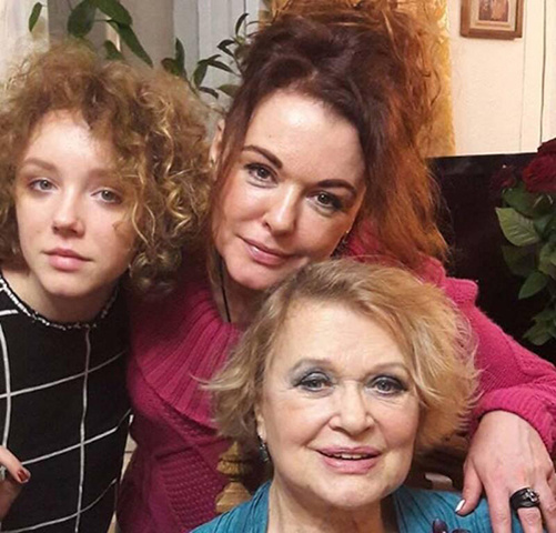 Валентина Талызина с дочерью Ксенией и внучкой Анастасией