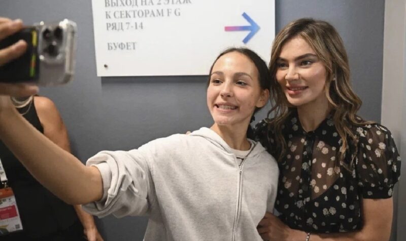 Алина Кабаева привлекла внимание на Спартакиаде в Екатеринбурге полупрозрачным платьем с цветами