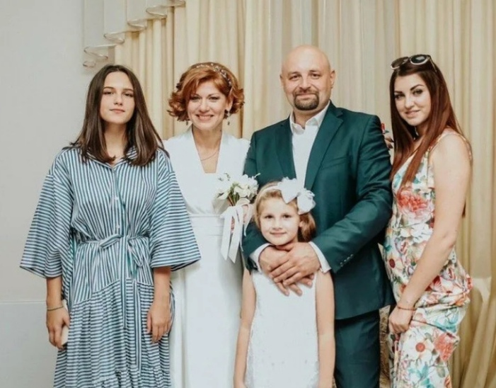 «Десять лет не соглашалась на брак»: почему звезда ситкома «Саша+Маша» решилась на свадьбу только в 49 лет