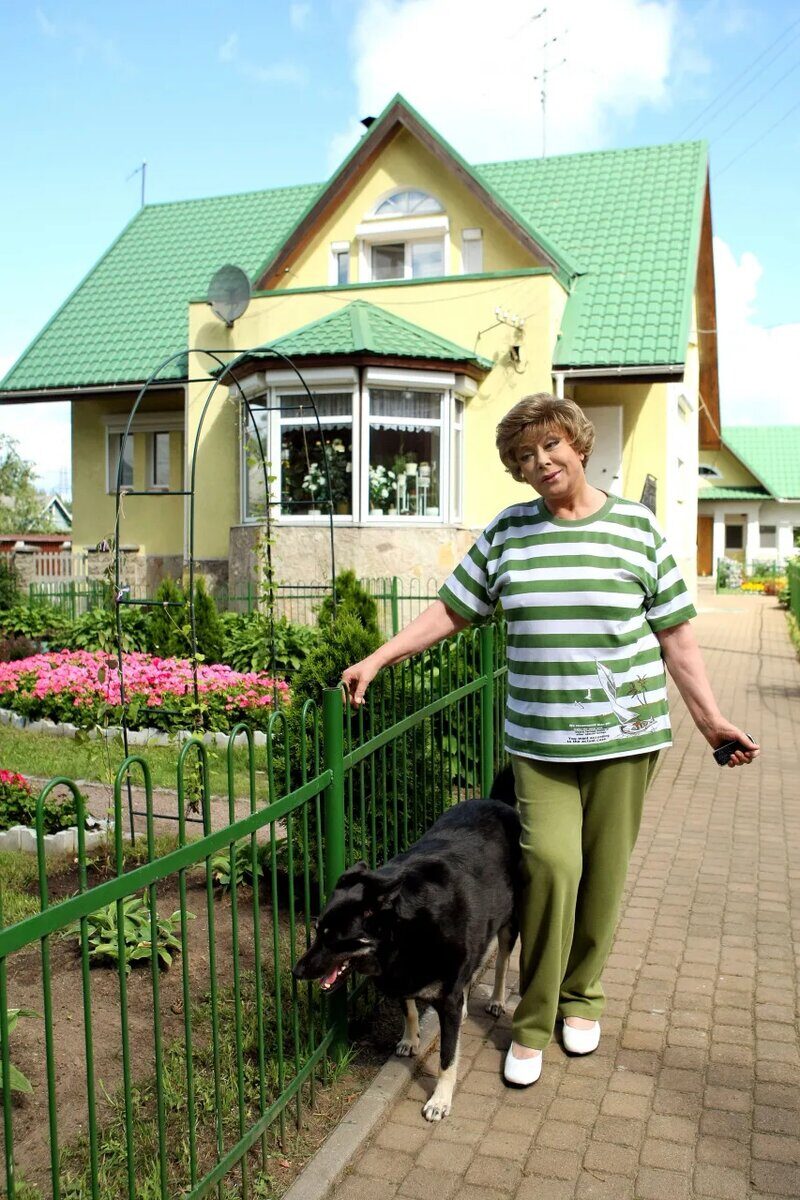 Зеленый фасад, английская гостиная и павильон памяти: как устроен загородный дом Эдиты Пьехи