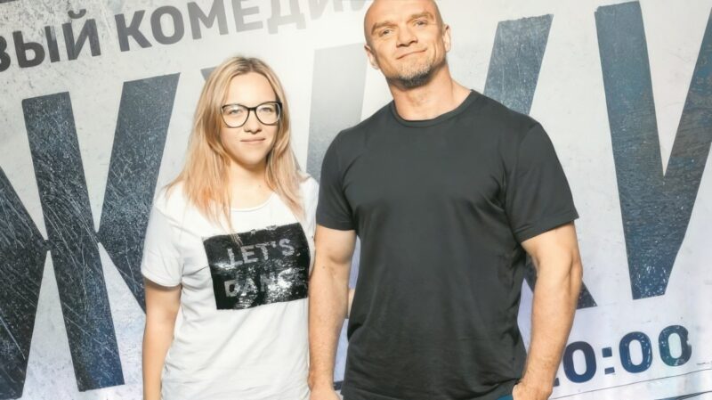 Владимир Епифанцев живёт с тремя 20-летними девушками и называет их «своими частями»