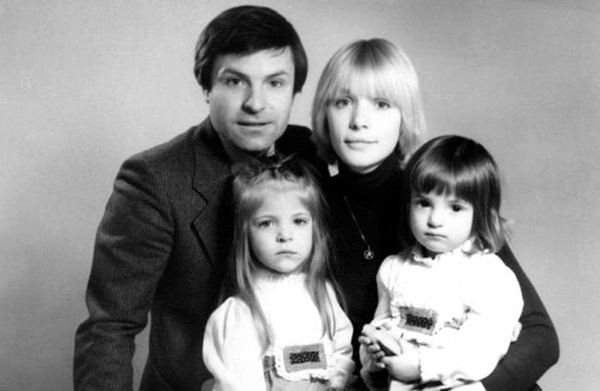 Родион Нахапетов и Вера Глаголева с маленькими дочерьми Анной и Марией