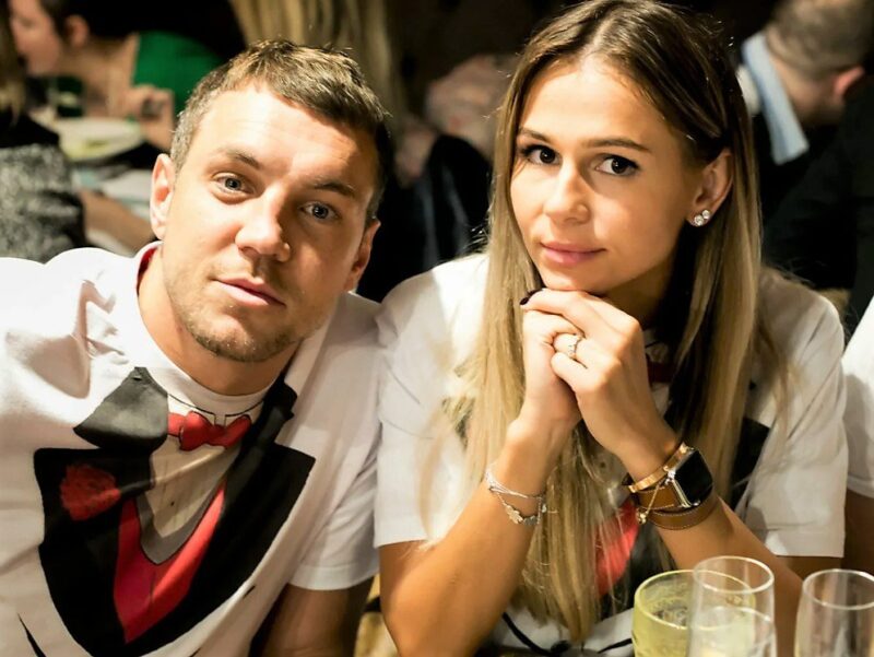 Три сына, два громких скандала и табу на соцсети: как устроена закрытая жизнь семьи Артема Дзюбы