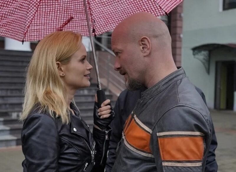 Кадр из сериала «Лихач»: Никита Панфилов и Марина Доможирова