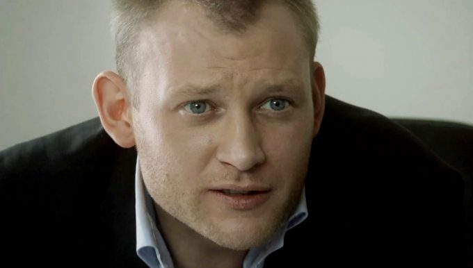 Мечтал о небе, но помешала родинка на спине: как Андрей Фролов вместо авиации попал во ВГИК и почему ему приходилось таксовать