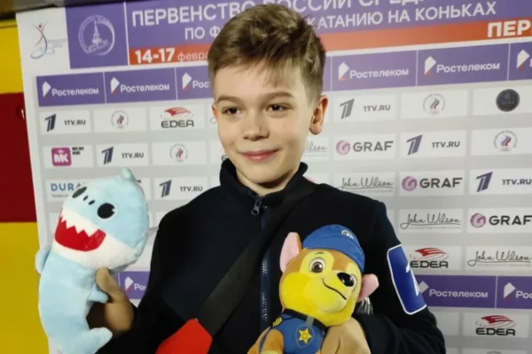 Мама шьет ему костюмы, папа бегает марафоны: кто стоит за успехом 16-летнего фигуриста Льва Лазарева