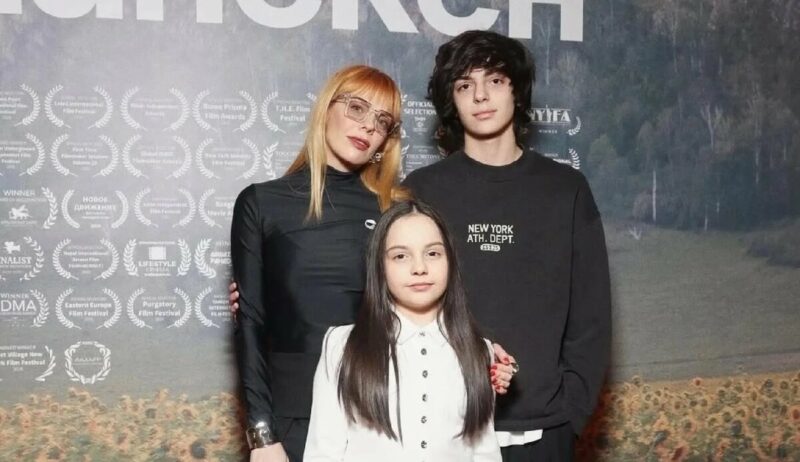 Редкий выход на премьеру и рост выше мамы: как сегодня выглядит 14-летний сын Анастасии Стоцкой