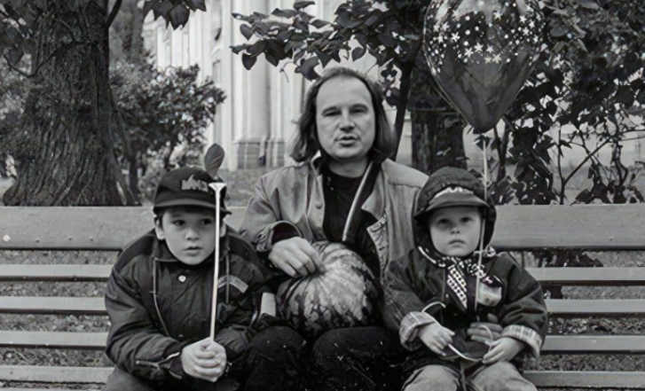 Режиссер Алексей Балабанов с сыновьями