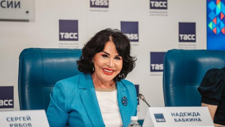Шестнадцать лет в эфире: как менялась внешность Надежды Бабкиной со времён «Модного приговора»