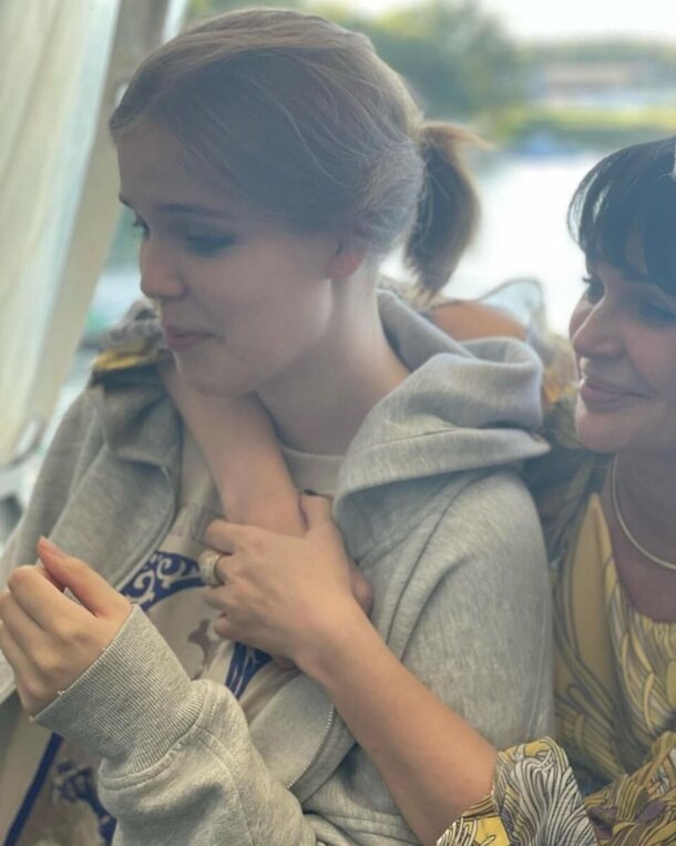 «Боюсь предвзятости»: как живет 19-летняя дочь Александра Абдулова, которую критикуют в Сети