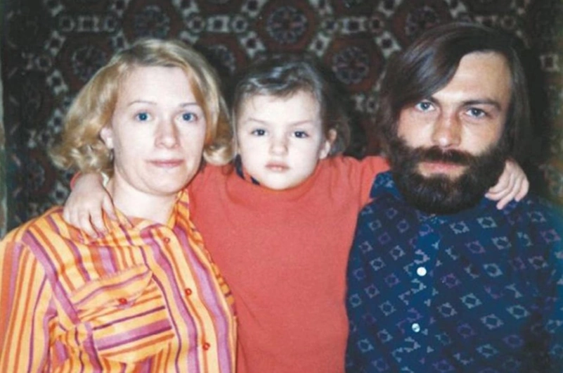 Ксения Хаирова в детские годы вместе с родителями — художником Леонидом Непомнящим и актрисой Валентиной Талызиной