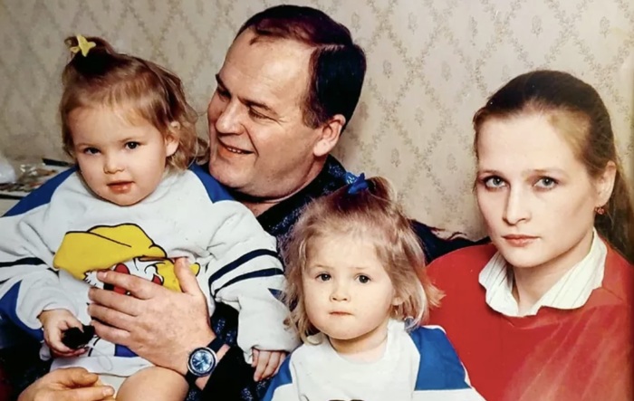 Валерий Гатаев с женой Ольгой и дочерьми-двойняшками