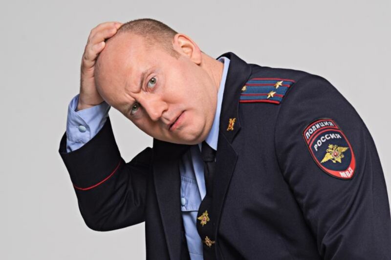 Сергей Бурунов в образе полицейского