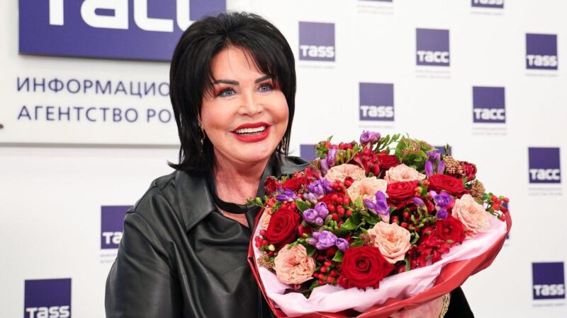 Шестнадцать лет в эфире: как менялась внешность Надежды Бабкиной со времён «Модного приговора»