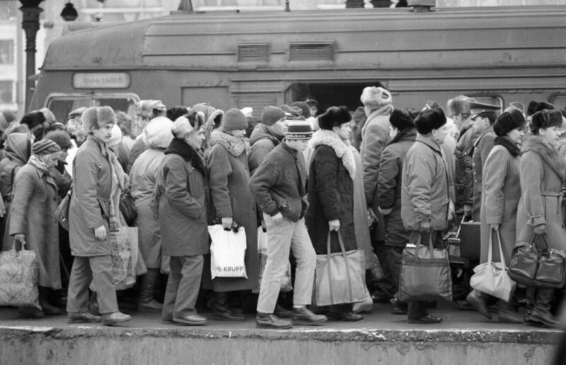 Пассажиры советской электрички с многочисленными сумками