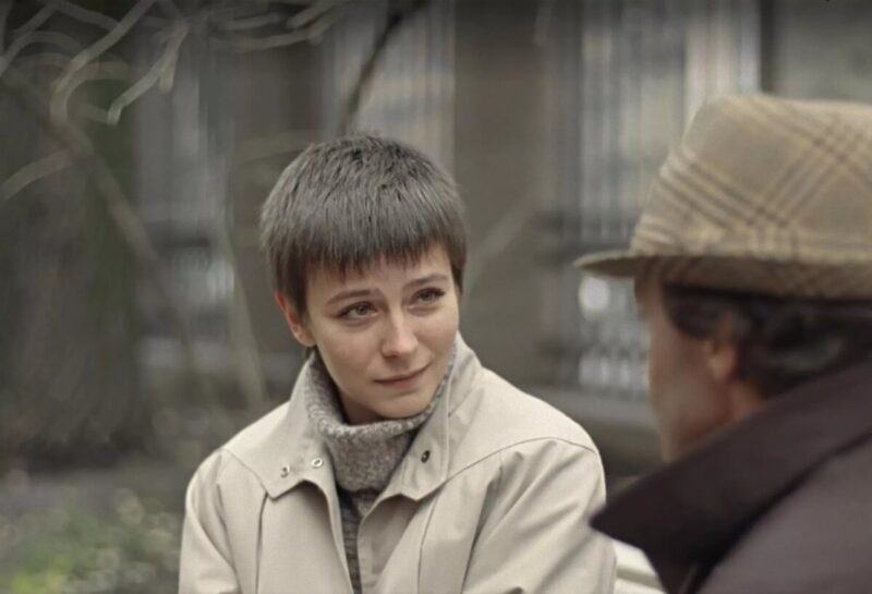 Почему в 1980-е женщина одновременно надела подплечники, варёнку и кожаную куртку