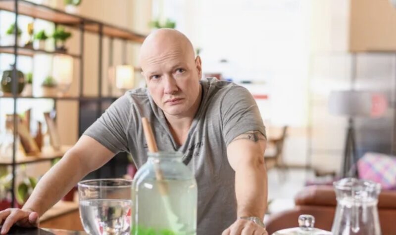 Измена жены, седина до сорока и два венчания: драматичный путь актера Никиты Панфилова