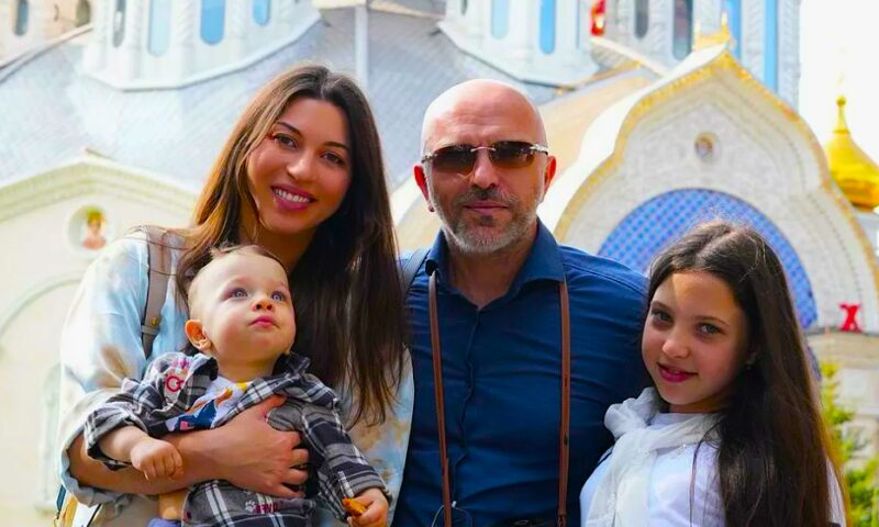 Александр Шоуа в окружении семьи