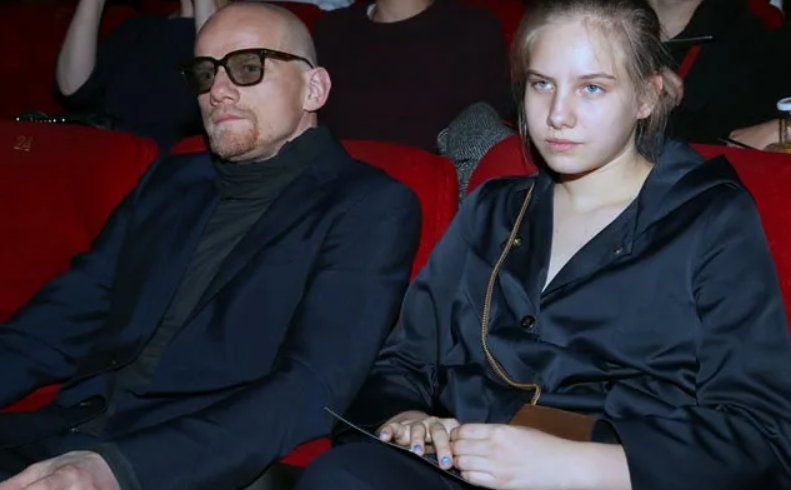 Дочери Колокольникова шутят о сходстве с отцом, а он играет комиссара Тёмного Двора