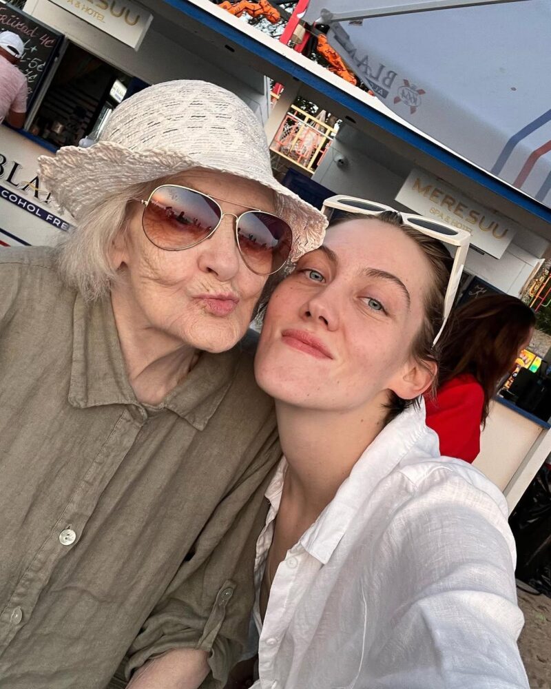 Актриса заботится о 95-летней бабушке в Москве