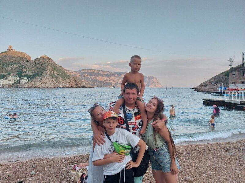 Детство в гарнизонах, свадьба в джинсах и погоны в кадре: жизненные повороты актера Олега Андреева