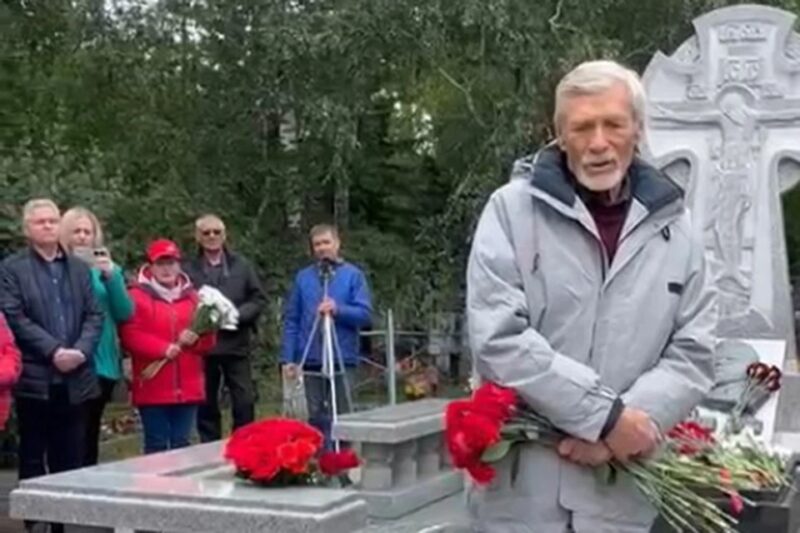 Александр Михайлов на могиле Михаила Евдокимова