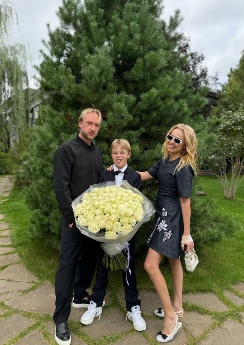 Яна Рудковская с сыном и огромным букетом прошлых лет