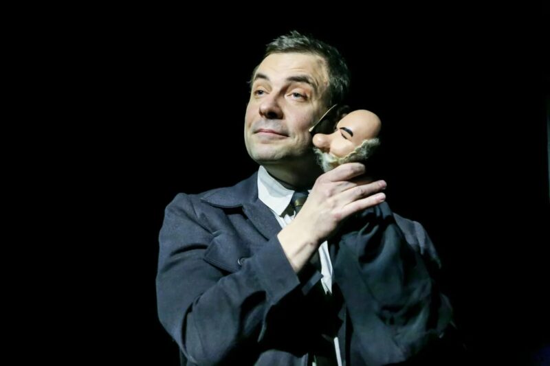 Евгений Цыганов в спектакле «Я — Сергей Образцов»