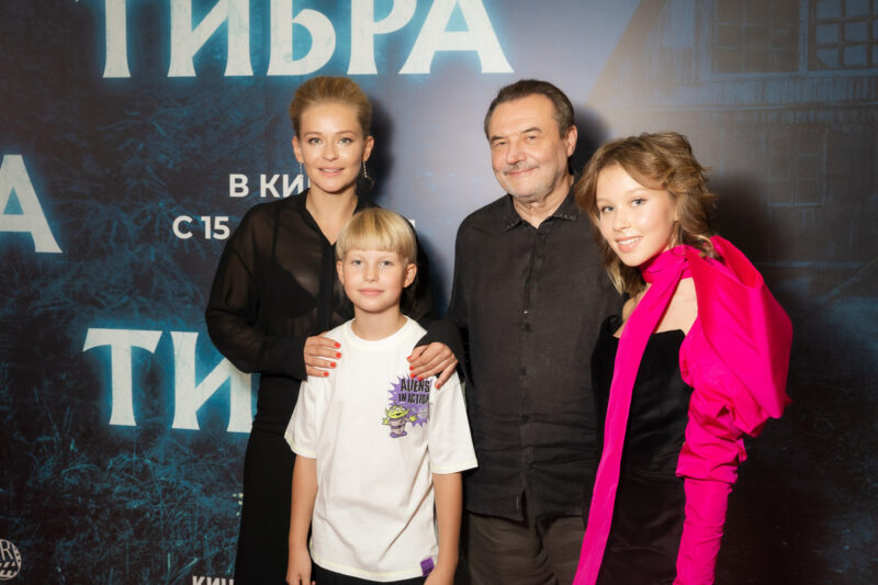 Юлия Пересильд с Алексеем Учителем и дочерями