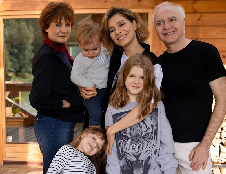 Елена Подкаминская со своими родителями и тремя детьми