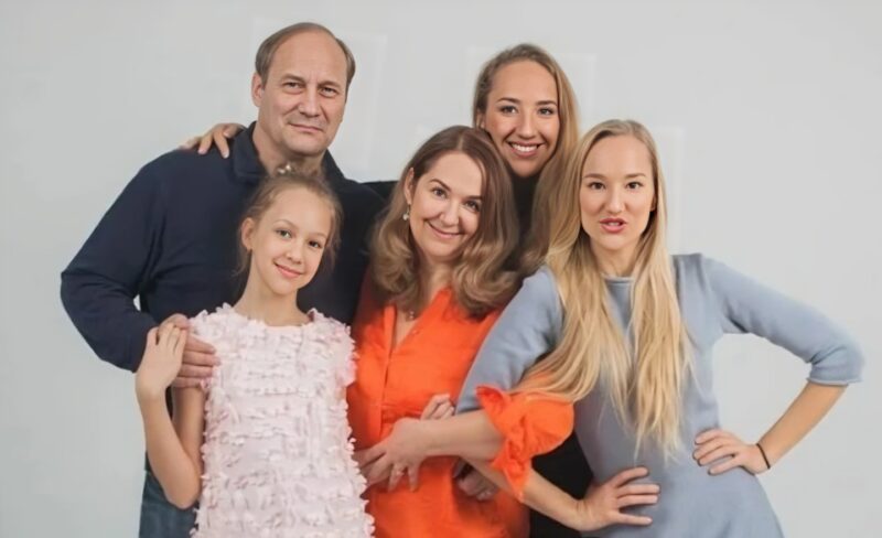 Евгений Сидихин с женой и дочками