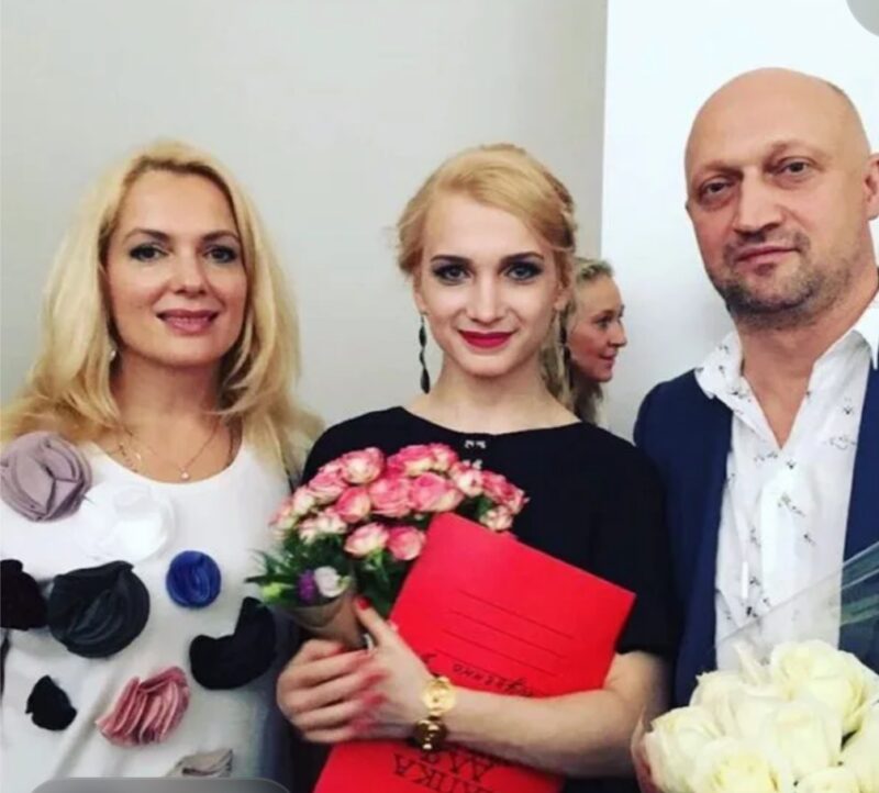 Свадьба на сцене и муж из IT: дочь Порошиной и Куценко вышла замуж без лишнего шума