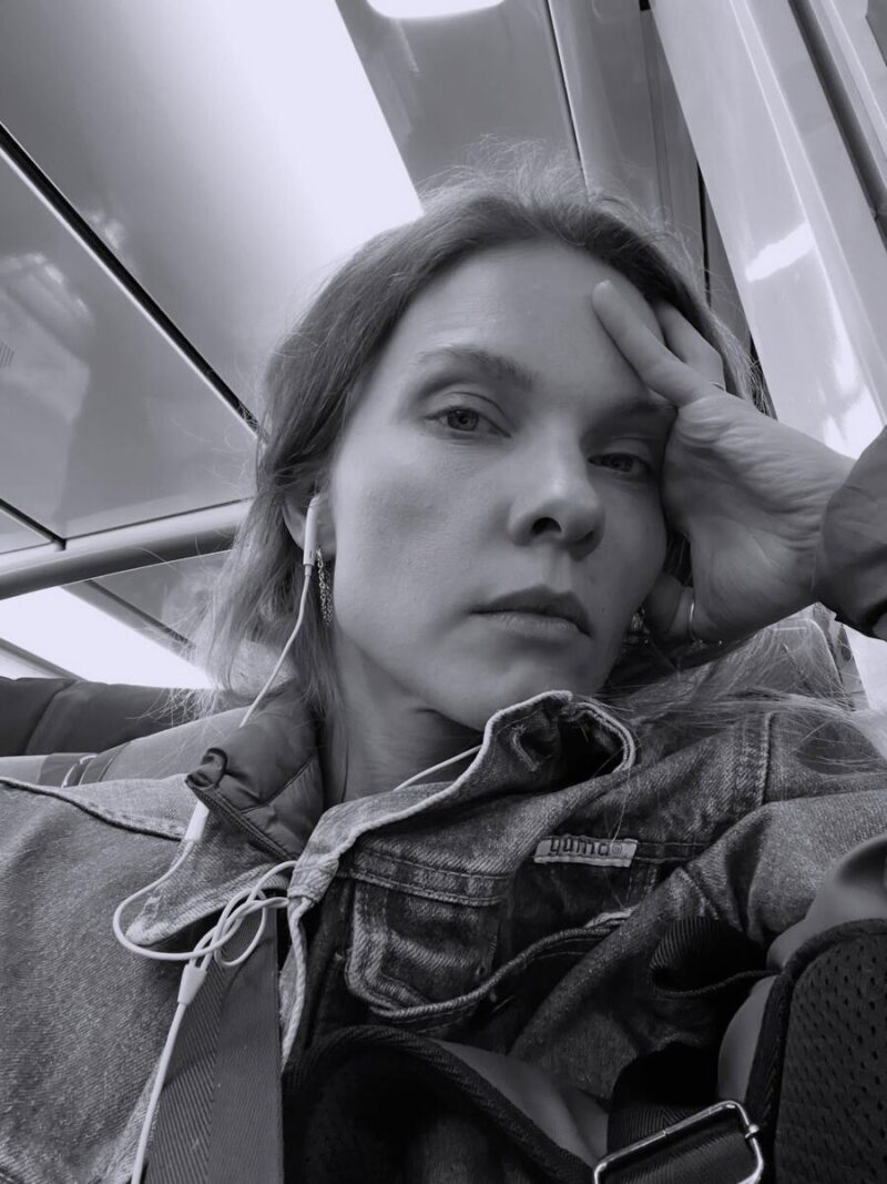 Полина Сыркина снималась в российских сериалах, а теперь учится в Париже и воспитывает троих детей